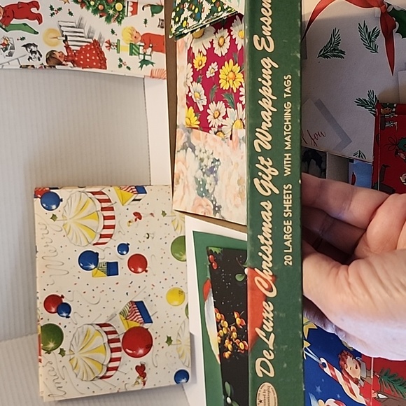 DELUXE Vintage Christmas Gift Wrap Ensemble + Box w/ 20+ Sheets No Tags - Picture 2 of 5